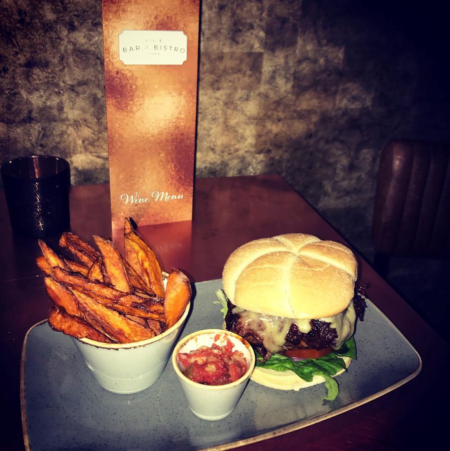 فندق Lil'S Bar And Bistro يورك المظهر الخارجي الصورة